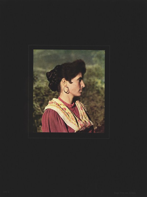 Junge Frau aus Anticoli, Italien, Farbenphotographie von 1910.